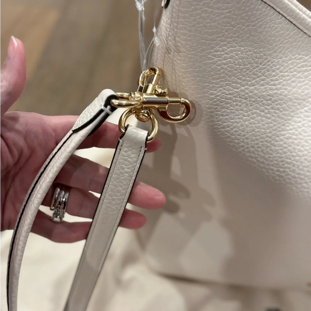 Coach Women's Zippered Leather Bag.2 Detachable Straps Shoulder Bag or Crossbody - Picture 3 of 13